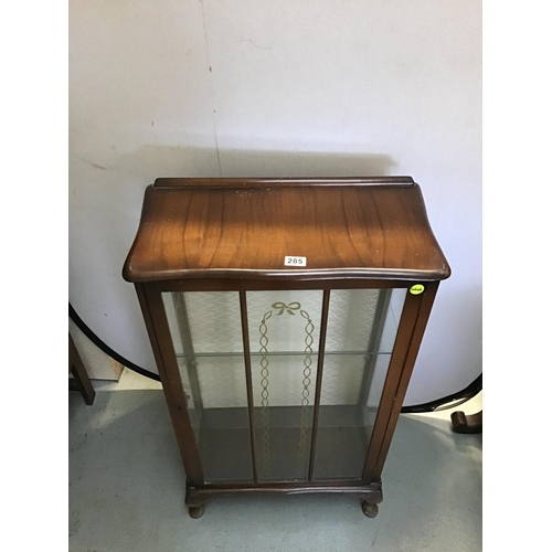 285 - SMALL VINTAGE WALNUT CHINA CABINET FITTED WITH 2 GLASS SHELVES AND A 3 PANNEL DOOR H42