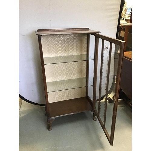 285 - SMALL VINTAGE WALNUT CHINA CABINET FITTED WITH 2 GLASS SHELVES AND A 3 PANNEL DOOR H42