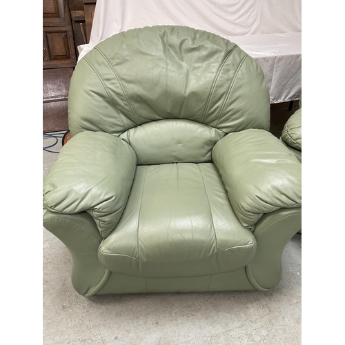 389 - GREEN LEATHER 3 PIECE 2 SEATER SUITE