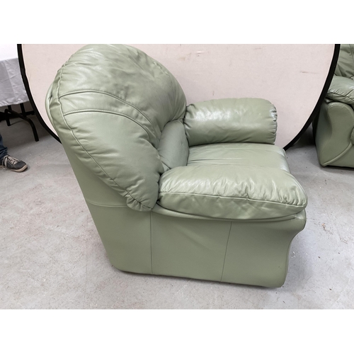 389 - GREEN LEATHER 3 PIECE 2 SEATER SUITE