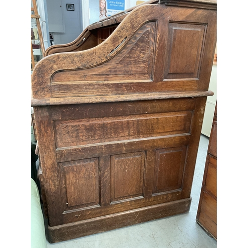 399 - VINTAGE OAK ROLL TOP KNEE HOLE TWIN PEDASTAL DESK WITH FITTED INTERIOR AND WORK SLIDE