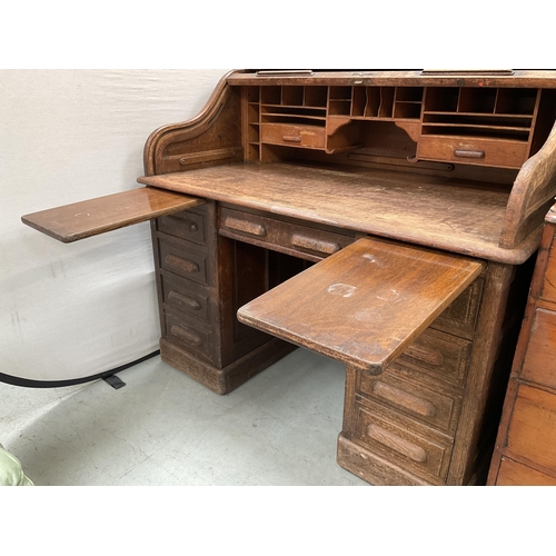 399 - VINTAGE OAK ROLL TOP KNEE HOLE TWIN PEDASTAL DESK WITH FITTED INTERIOR AND WORK SLIDE