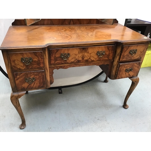 315 - VINTAGE WALNUT DRESSING TABLE ON CABRIOLE LEGS FITTED WITH 5 DRAWERS AND A TRIPLE MIRROR - H62