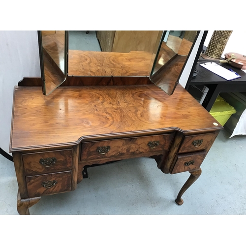 315 - VINTAGE WALNUT DRESSING TABLE ON CABRIOLE LEGS FITTED WITH 5 DRAWERS AND A TRIPLE MIRROR - H62