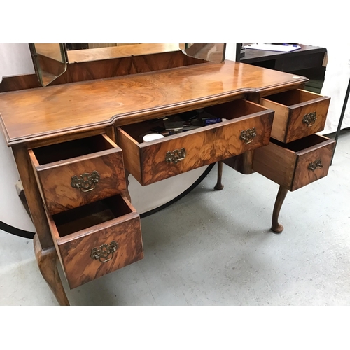 315 - VINTAGE WALNUT DRESSING TABLE ON CABRIOLE LEGS FITTED WITH 5 DRAWERS AND A TRIPLE MIRROR - H62