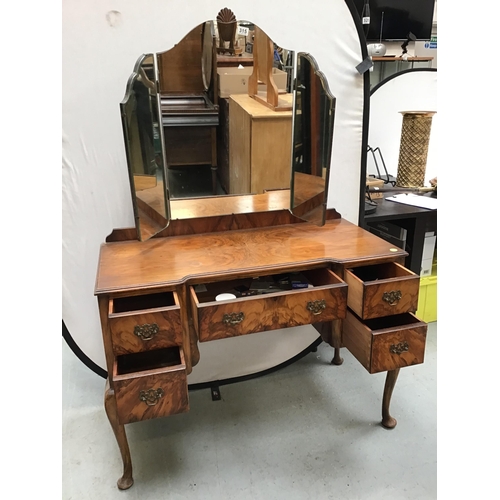 315 - VINTAGE WALNUT DRESSING TABLE ON CABRIOLE LEGS FITTED WITH 5 DRAWERS AND A TRIPLE MIRROR - H62