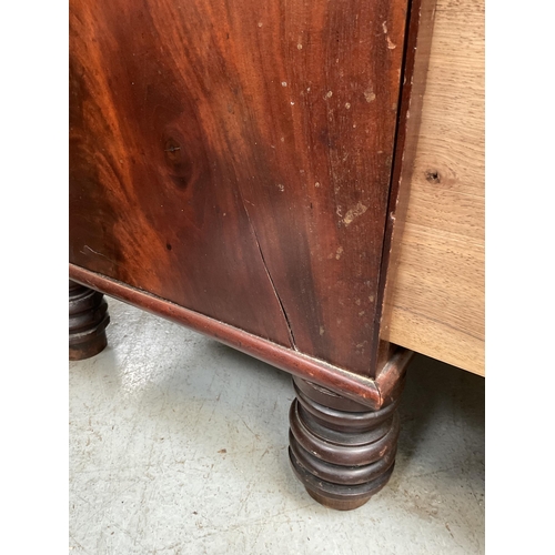 404 - VICTORIAN MAHOGANY 2 OVER 3 CHEST OF DRAWERS WITH TURNED WOODEN KNOBS - H 42