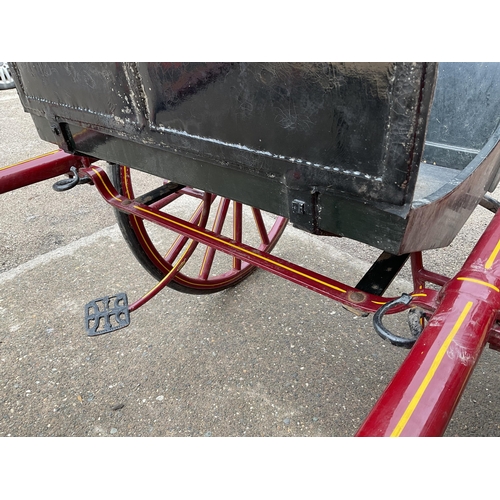 407 - VICTORIAN TWIN WHEEL HORSE TRAP WITH LEAF SPRING SUSPENSION, IRON STEPS AND LAMP BRACKETS PAINTED RE... 