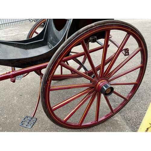 407 - VICTORIAN TWIN WHEEL HORSE TRAP WITH LEAF SPRING SUSPENSION, IRON STEPS AND LAMP BRACKETS PAINTED RE... 