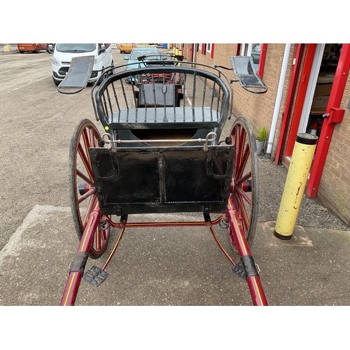 407 - VICTORIAN TWIN WHEEL HORSE TRAP WITH LEAF SPRING SUSPENSION, IRON STEPS AND LAMP BRACKETS PAINTED RE... 