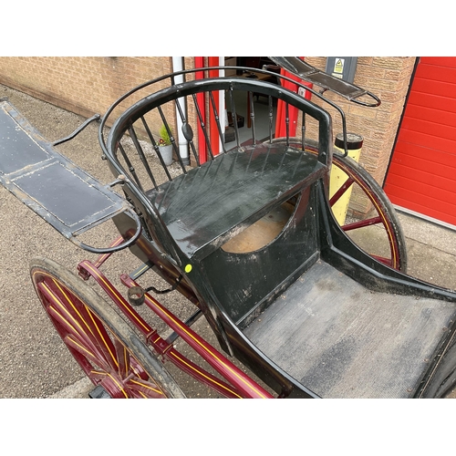 407 - VICTORIAN TWIN WHEEL HORSE TRAP WITH LEAF SPRING SUSPENSION, IRON STEPS AND LAMP BRACKETS PAINTED RE... 