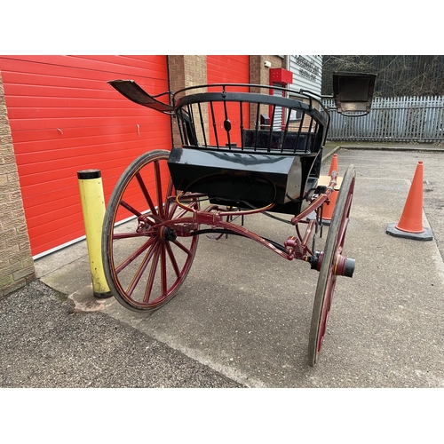 407 - VICTORIAN TWIN WHEEL HORSE TRAP WITH LEAF SPRING SUSPENSION, IRON STEPS AND LAMP BRACKETS PAINTED RE... 