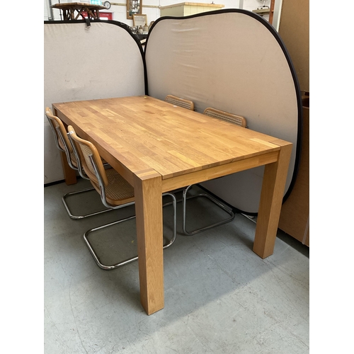 422 - MODERN LIGHT OAK DINING TABLE WITH 4 RATTAN SEATED METAL CHAIRS H 29