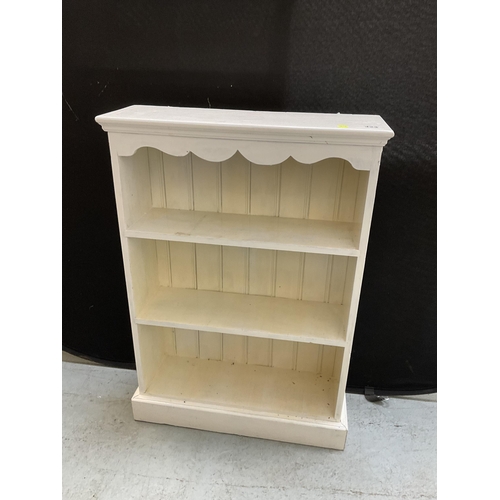 423 - PINE WHITE PAINTED BOOKCASE FITTED WITH 3 SHELVES H 38