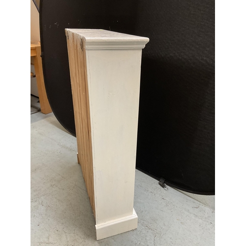 423 - PINE WHITE PAINTED BOOKCASE FITTED WITH 3 SHELVES H 38