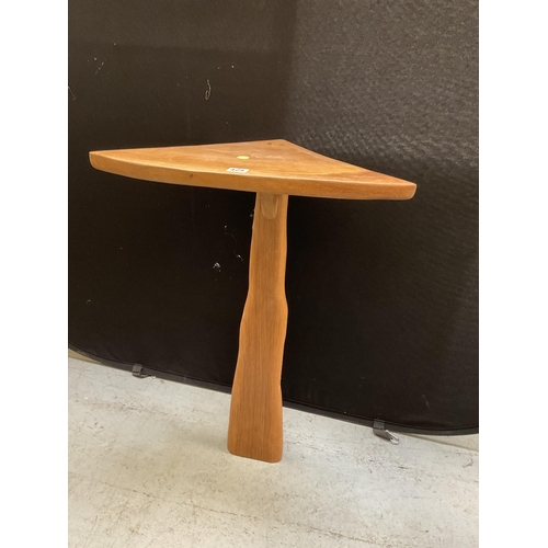 425 - UNUSUAL MODERN WOODEN CORNER TABLE H 34