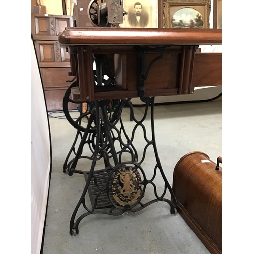 341 - VINTAGE TREADLE SINGER SEWING MACHINE WITH CAST IRON BASE AND FITTED DRAWERS