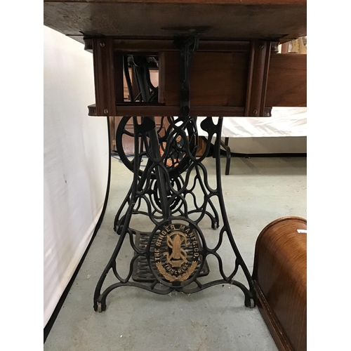 341 - VINTAGE TREADLE SINGER SEWING MACHINE WITH CAST IRON BASE AND FITTED DRAWERS