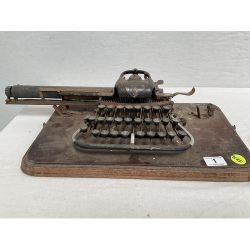 1 - BLICKENSDERFED VINTAGE COLLECTORS TYPEWRITER A/F - BASE 18