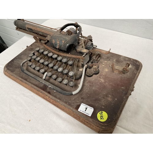 1 - BLICKENSDERFED VINTAGE COLLECTORS TYPEWRITER A/F - BASE 18