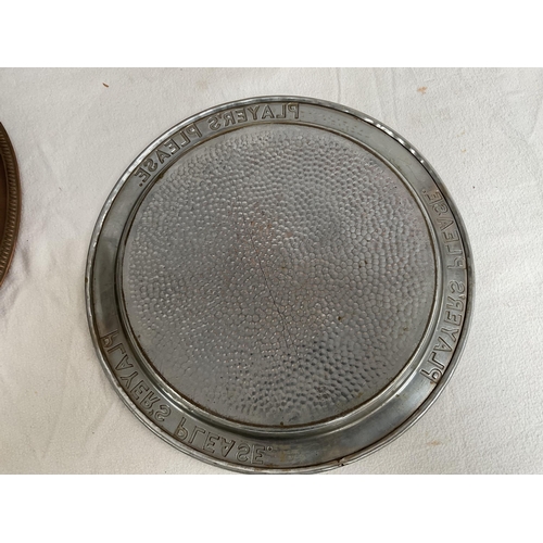 45 - 4 VINTAGE PUB ADVERTISING TRAYS DIA 12