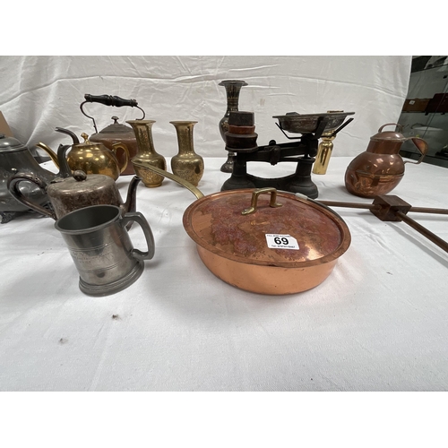 69 - BOX OF ASSORTED VINTAGE BRASS & COPPER TO INCUDE KETTLE MILK JUG VASES ETC