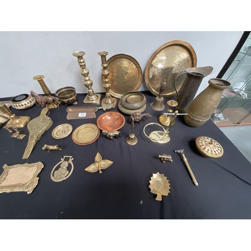 72 - BOX OF ASSORTED BRASS & COPPER WARE TO INCLUDE VICTORIAN CANDLESTICKS, HORSEBRASES ETC