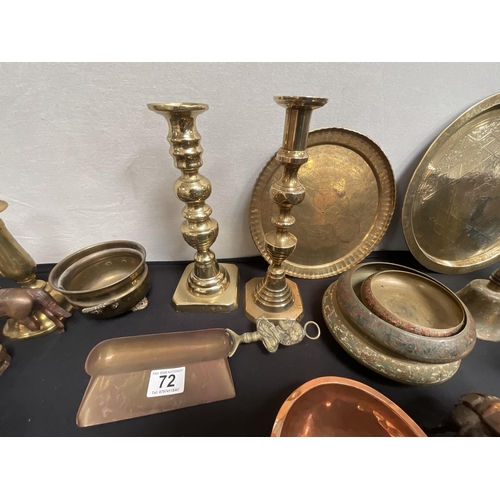 72 - BOX OF ASSORTED BRASS & COPPER WARE TO INCLUDE VICTORIAN CANDLESTICKS, HORSEBRASES ETC