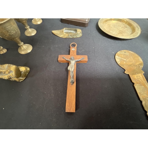 72 - BOX OF ASSORTED BRASS & COPPER WARE TO INCLUDE VICTORIAN CANDLESTICKS, HORSEBRASES ETC