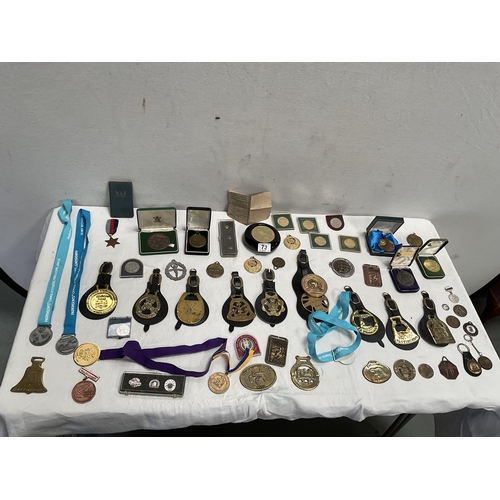 73 - BOX OF VINTAGE MEDALS & HORSE BRASSES