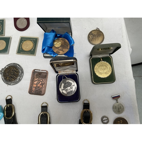 73 - BOX OF VINTAGE MEDALS & HORSE BRASSES