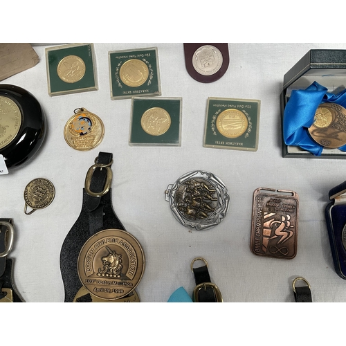 73 - BOX OF VINTAGE MEDALS & HORSE BRASSES