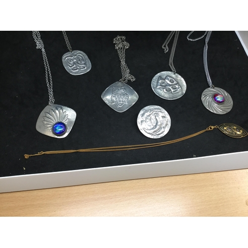 146 - COLLECTION OF 1970'S & RETRO PENDANTS & NECKLACES