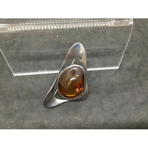 148 - VINTAGE AMBER SET 935 SILVER BROOCH