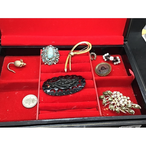 169 - JEWELLERY BOX TO INCLUDE VICTORIAN MOURNING BROOCH COSTUME JEWELLERY