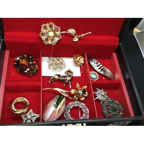 169 - JEWELLERY BOX TO INCLUDE VICTORIAN MOURNING BROOCH COSTUME JEWELLERY