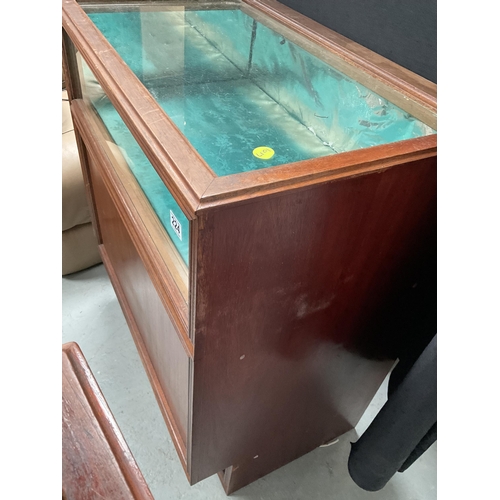 224 - MAHOGANY CASED SHOP DISPLAY CABINET H37