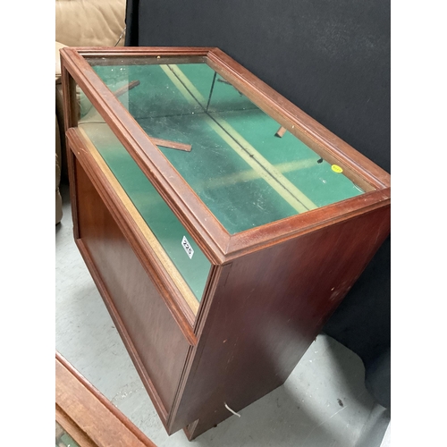 225 - MAHOGANY CASED SHOP DISPLAY CABINET H37