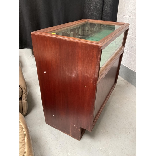 226 - MAHOGANY CASED SHOP DISPLAY CABINET H37