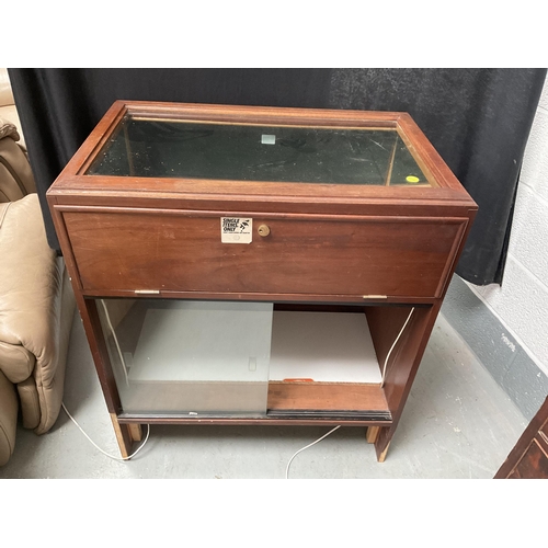 226 - MAHOGANY CASED SHOP DISPLAY CABINET H37