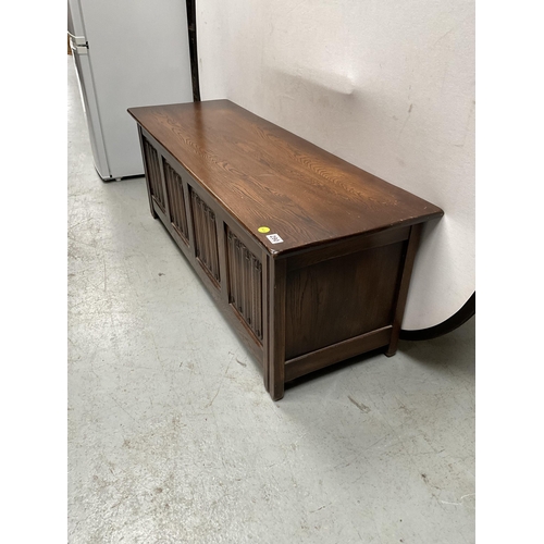 290 - VINTAGE PRIORY OAK COFFER WITH 4 PANELS DECORATED WITH LINEN FOLD DESIGN H19