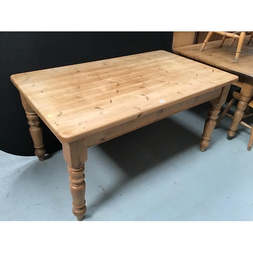 306 - WAXED PINE FARMHOUSE KITCHEN TABLE ON TURNED LEGS H31