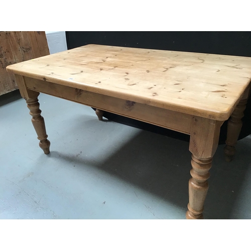 306 - WAXED PINE FARMHOUSE KITCHEN TABLE ON TURNED LEGS H31