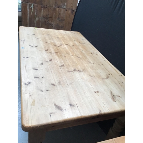 306 - WAXED PINE FARMHOUSE KITCHEN TABLE ON TURNED LEGS H31