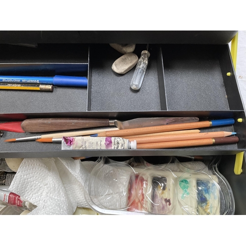 32 - VINTAGE SUITCASE AND A TOOL BOX OF ARTISTS ITEMS TO INCLUDE PENCILS, PAINTS ETC