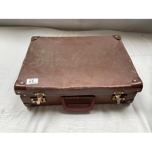 32 - VINTAGE SUITCASE AND A TOOL BOX OF ARTISTS ITEMS TO INCLUDE PENCILS, PAINTS ETC