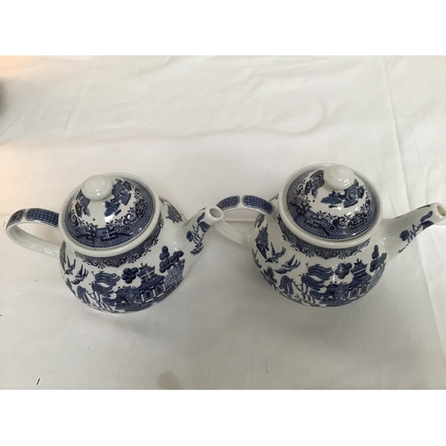 70 - BOX TO INCLUDE BLUE AND WHITE TEA POTS, WEDGEWOOD SMALL VASE AND A POTTERY TABLE LMAP COMPLETE WITH ... 