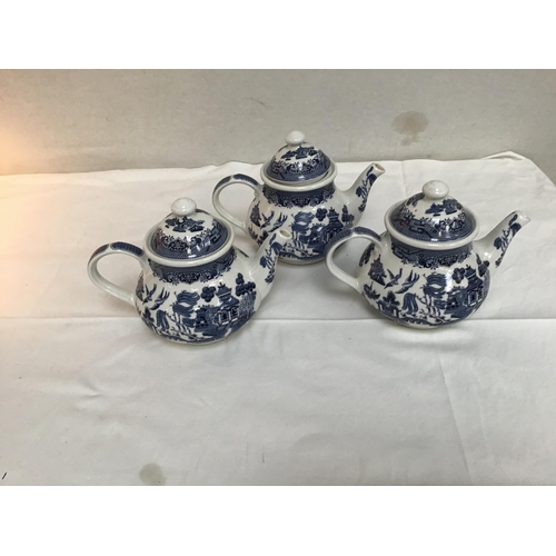 70 - BOX TO INCLUDE BLUE AND WHITE TEA POTS, WEDGEWOOD SMALL VASE AND A POTTERY TABLE LMAP COMPLETE WITH ... 