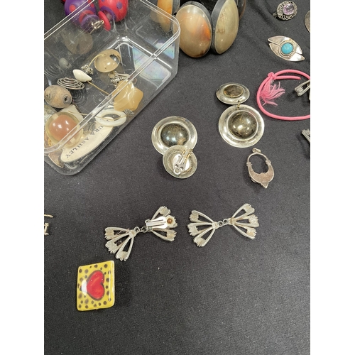 202 - BOX OF ODDS TO INCLUDE VINTAGE CASIO WATCH CASES COSTUME JEWELLERY, CLIP ON EARRINGS, SILVER BROOCH ... 