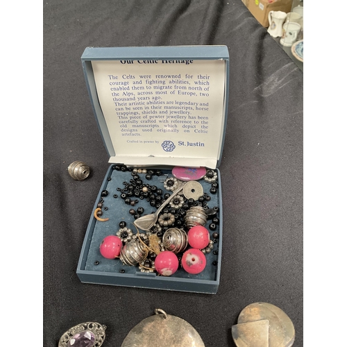 202 - BOX OF ODDS TO INCLUDE VINTAGE CASIO WATCH CASES COSTUME JEWELLERY, CLIP ON EARRINGS, SILVER BROOCH ... 